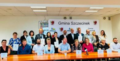 Przedstawiciele gmin powiatu szczecineckiego podczas wspólnego zdjęcia z podpisania umów na Granty Sołeckie 2026
