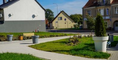 Plac Mickiewicza w Barwicach nabiera kolorów