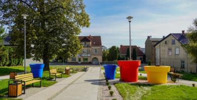Plac Mickiewicza w Barwicach nabiera kolorów