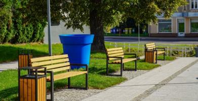 Plac Mickiewicza w Barwicach nabiera kolorów
