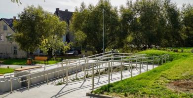 Plac Mickiewicza w Barwicach nabiera kolorów