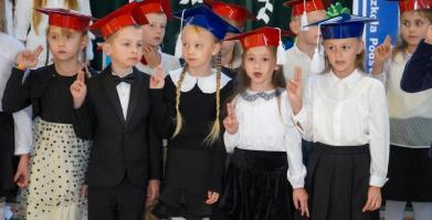 Ślubowanie uczniów klas pierwszych w Szkole Podstawowej w Barwicach