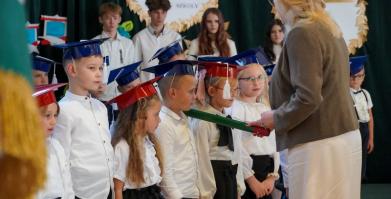 Ślubowanie uczniów klas pierwszych w Szkole Podstawowej w Barwicach