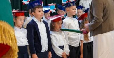 Ślubowanie uczniów klas pierwszych w Szkole Podstawowej w Barwicach