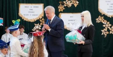 Ślubowanie uczniów klas pierwszych w Szkole Podstawowej w Barwicach