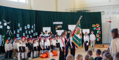Ślubowanie uczniów klas pierwszych w Szkole Podstawowej w Barwicach