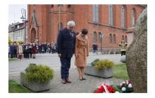 na zdjęciu Z-ca Burmistrza Barwic Robert Zborowski oraz członek Zarządu Powiatu Szczecineckiego Anna Kieling po złożeniu kwiatów pod pomnikiem