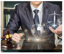 zdjęcie mężczyzny w garniturze z młotkiem prawniczym i wagą prawniczą na biurku