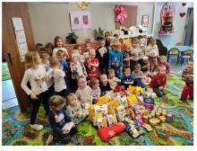 Dzieci i Panie Przedszkolanki w Niepubliczne Przedszkole angielsko-polskie Happy Land