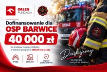 Grafika informująca o przyznaniu Ochotniczej Straży Pożarnej w Barwicach dofinansowania w wysokości 40 000 zł ze środków Fundacji ORLEN w ramach programu „ORLEN na straży”. Na grafice znajdują się logotypy Fundacji ORLEN i OSP Barwice oraz zdjęcie strażaka i samochodu pożarniczego. Środki przeznaczone są na sprzęt, szkolenia i zwiększenie bezpieczeństwa.